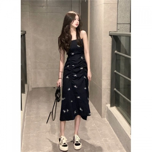 纯欲风碎花黑色吊带连衣裙女夏收腰小个子褶皱长裙设计感法式裙子 纯欲风碎花黑色吊带连衣裙女夏收腰小个子褶皱长裙设计感法式裙子