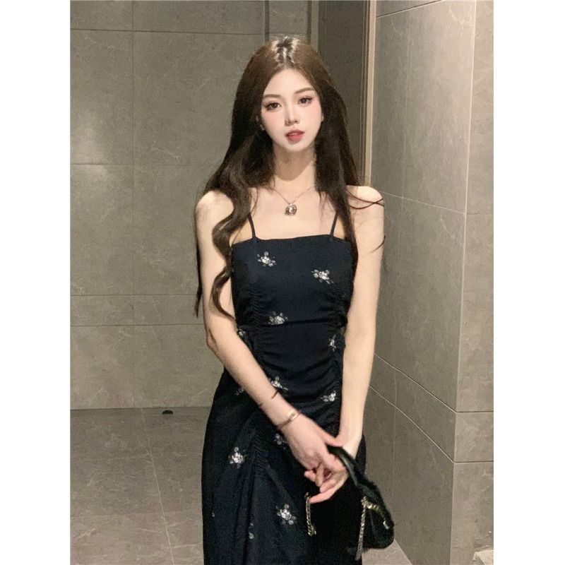 纯欲风碎花黑色吊带连衣裙女夏收腰小个子褶皱长裙设计感法式裙子
