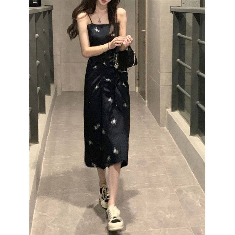纯欲风碎花黑色吊带连衣裙女夏收腰小个子褶皱长裙设计感法式裙子