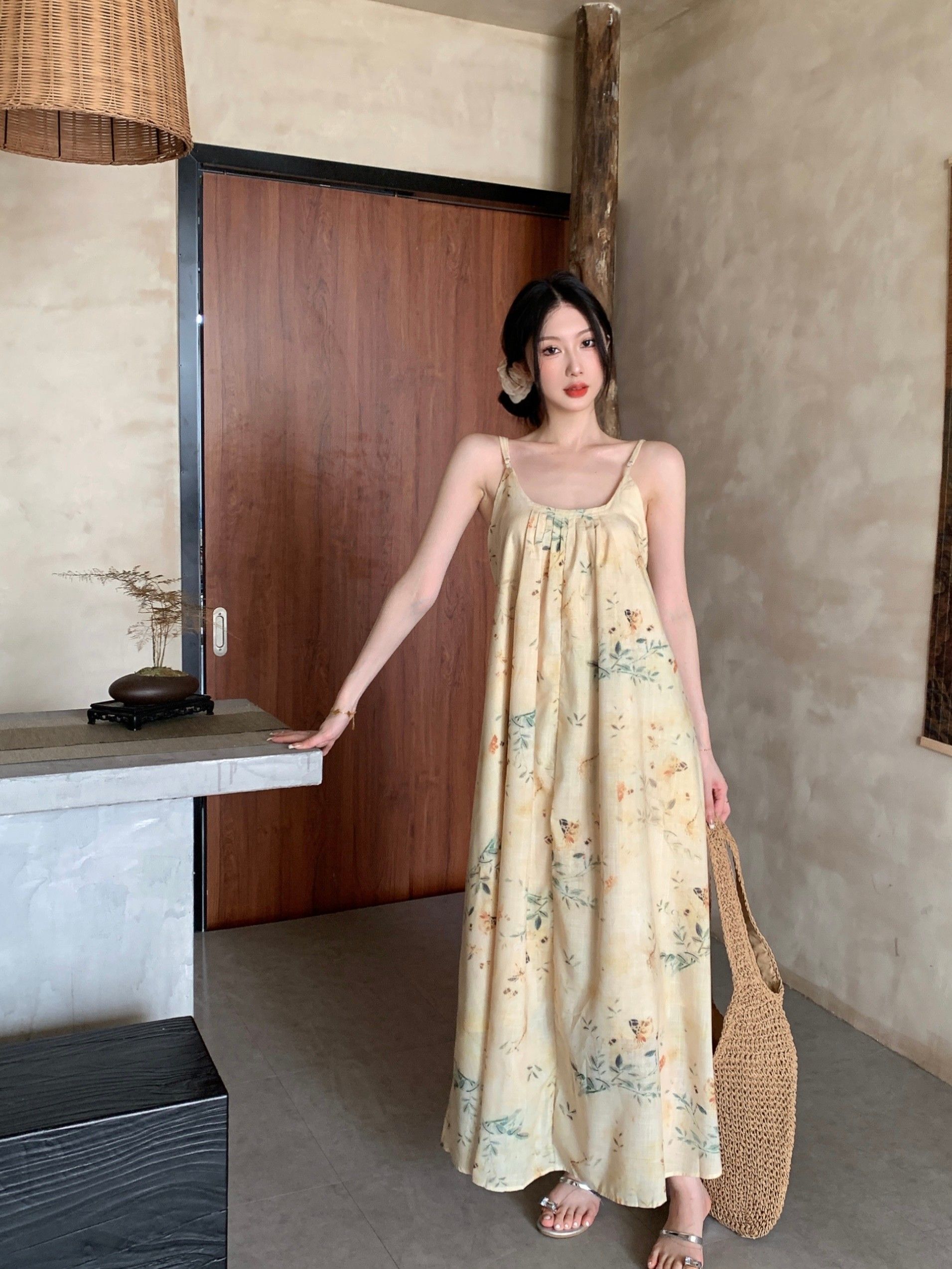 温柔度假风茶歇法式复古碎花露背吊带连衣裙子女夏超好看气质长裙