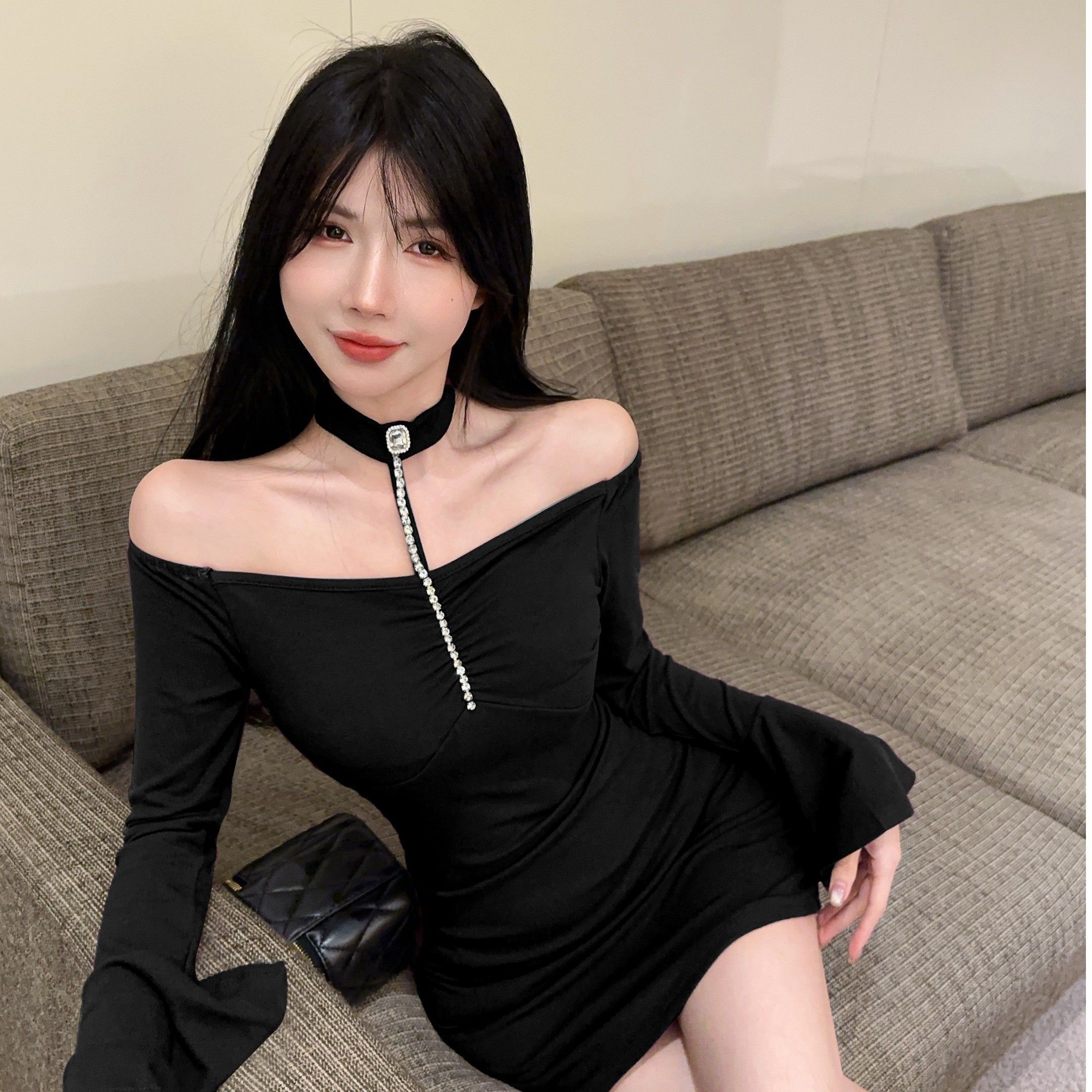 烫钻挂脖紫色连衣裙女秋冬名媛包臀小妈裙显身材喇叭袖一字肩裙子