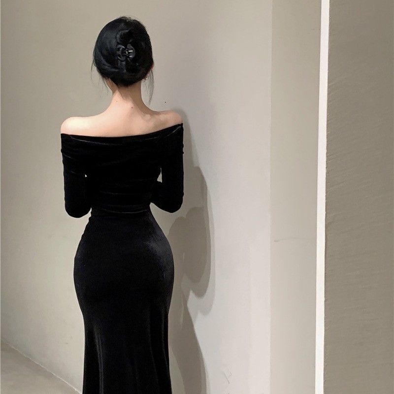 辣妹黑色高级感丝绒连衣裙女2024秋冬新款法式气质蕾丝开叉裙